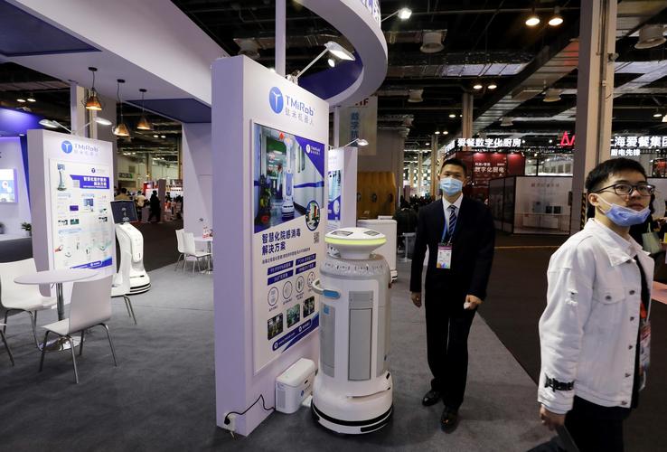 图为第八届中国(上海)国际技术进出口交易会现场的消毒机器人.